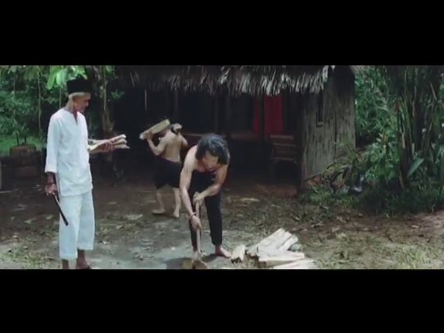 H.HASBULLAH GURU BESAR SILAT BEKSI DALAM FILM DARAH MUDA BERSAMA K.H RHOMA IRAMA class=