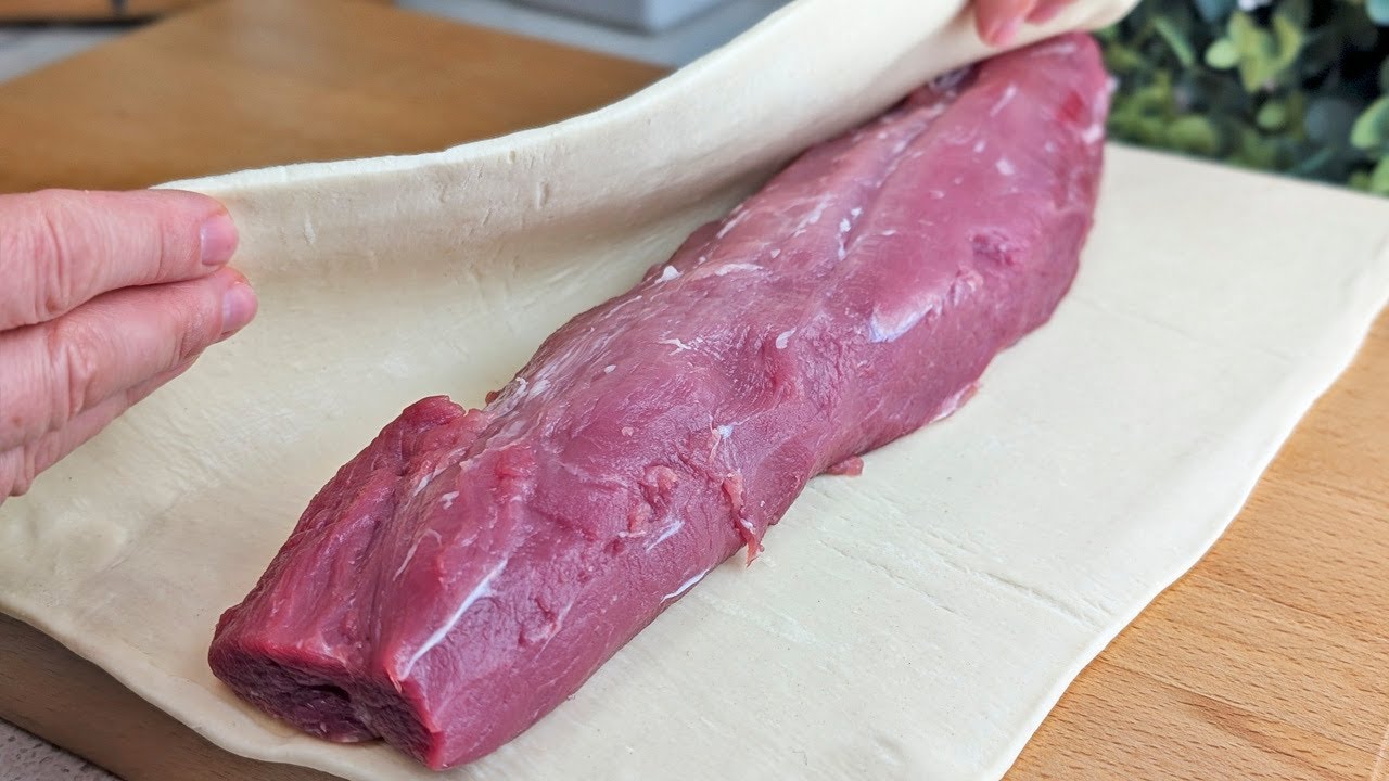 Просто заверните мясо в слоеное тесто и удивите своих гостей! Дешево и здорово