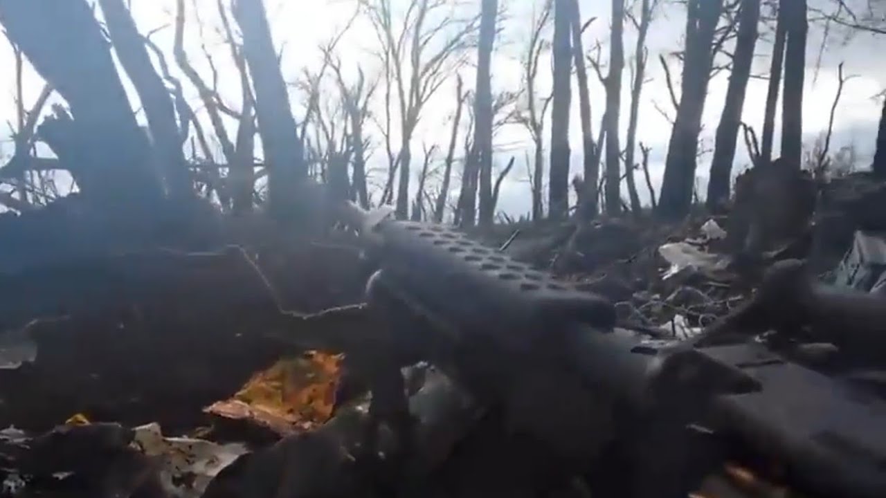 Wwiのパッシェンデールの戦い みたいな場所で泥まみれになりながら機関銃撃つ ウクライナ兵 Youtube