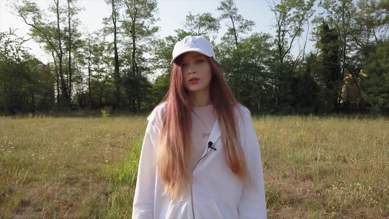Супер модель стримит в лесу Супер модель стримит в лесу