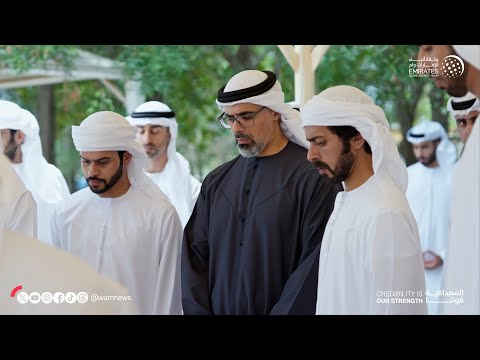 الشيوخ يؤدون صلاة الجنازة على جثمان هزاع بن سلطان بن زايد