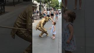 Little Girl Kissed The Living Statue! 🥺❤️ Wholesome Moment #Shorts