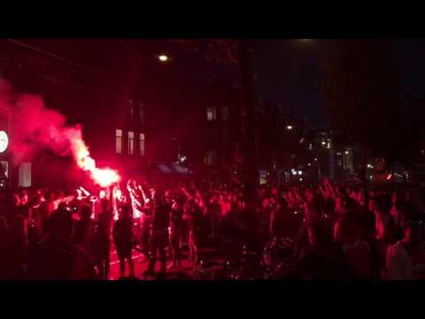 Feest op het Roelof Hartplein, ondanks nederlaag Ajax