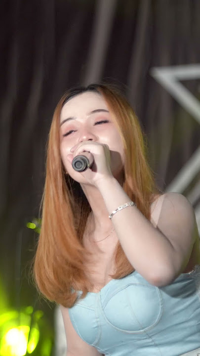 selendang biru Ajeng Febria