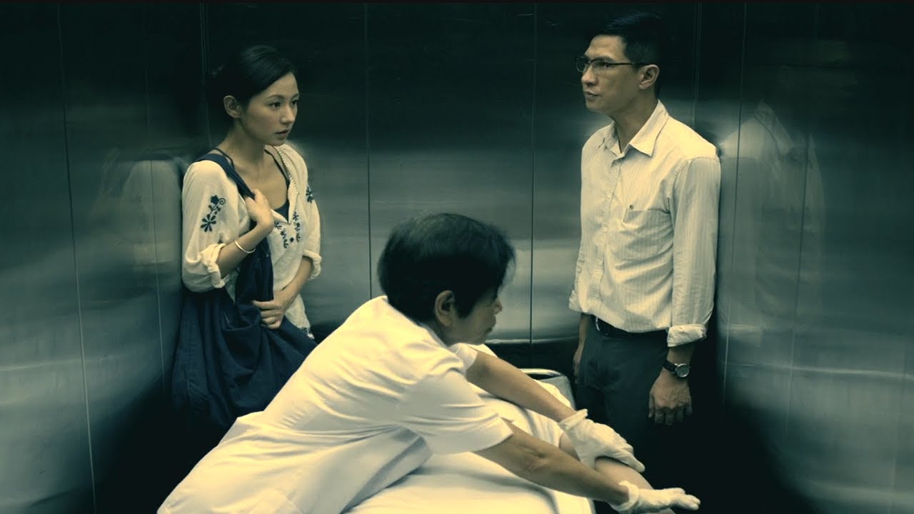 電梯裡去世之人的手臂突然擺動，老人只看了張家輝一眼，就知道有東西在跟著他！