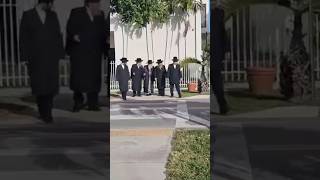 Satmar Rebbe R Zalmen Leib On The Way Home From Shul In Miami, Florida האדמור מסאטמאר בפלארידע