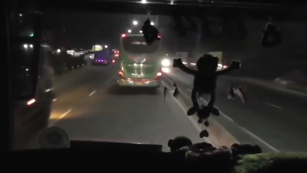 Balapan bus di lintas Pantura 