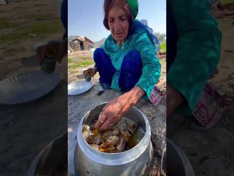 پلو پر گوشت عشایر یکی از غذاهای سنتی و محبوب عشایر ایران است که با گوشت تازه گوسفندی وبرنج ادویه