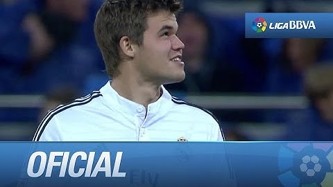 Magnus Carlsen, campeón mundial de ajedrez, hace el saque de honor en el Bernabéu