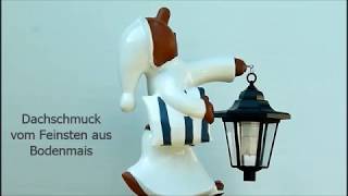 Schlafwandler mit Kissen und Solarlaterne als Dachfigur