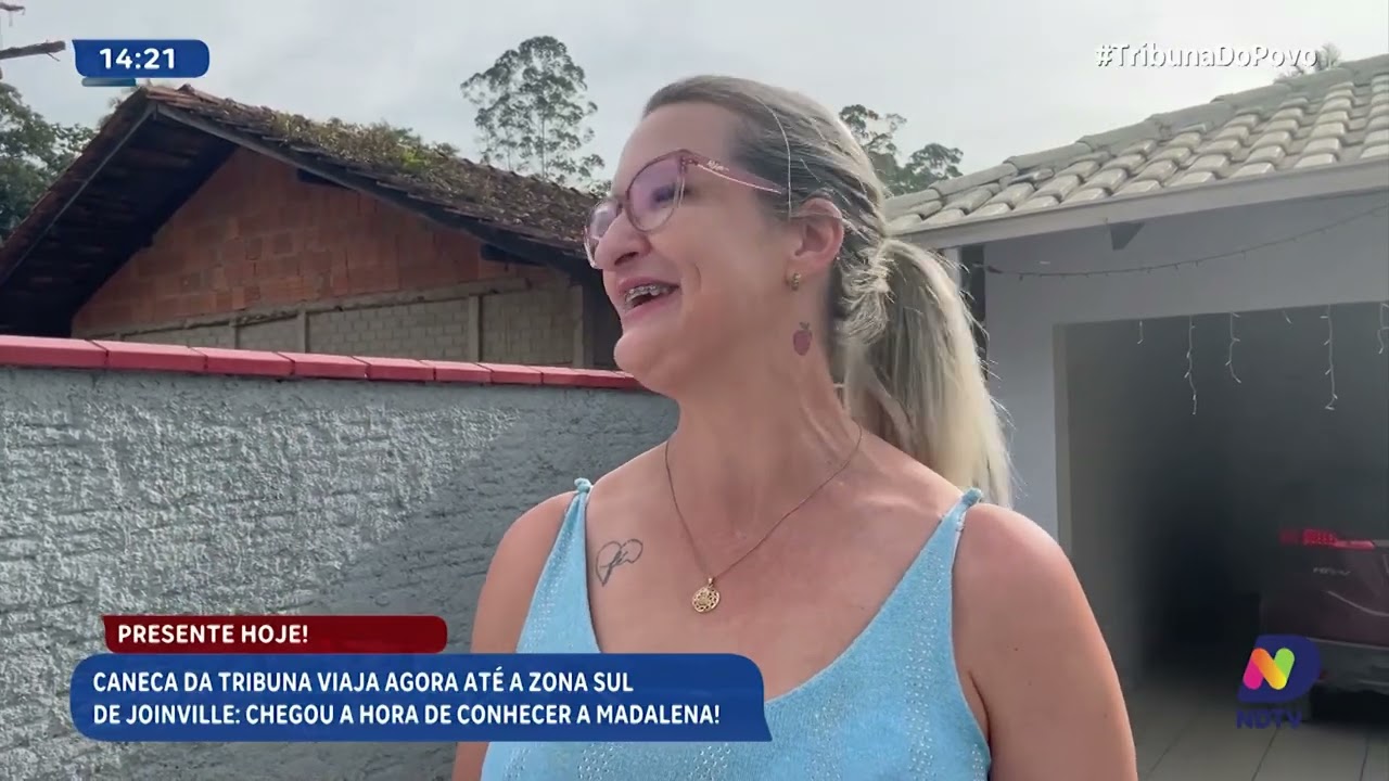 Tribuna do Povo entrega caneca a moradora do Itinga, em Joinville