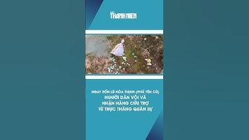 Người dân rốn lũ Hòa Thịnh (Phú Yên cũ) vội vã nhận hàng cứu trợ từ trực thăng quân sự #shorts