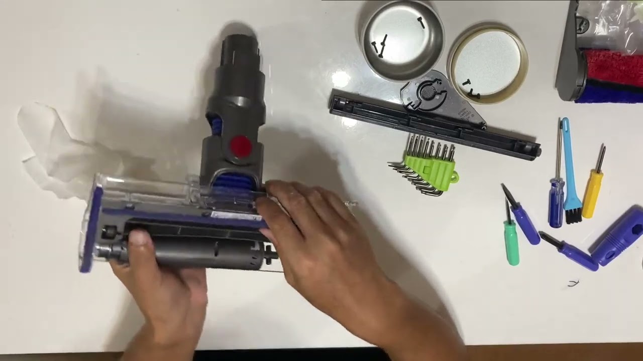 ダイソン掃除機V7 fluttyのヘッドが回らないのを直す - YouTube