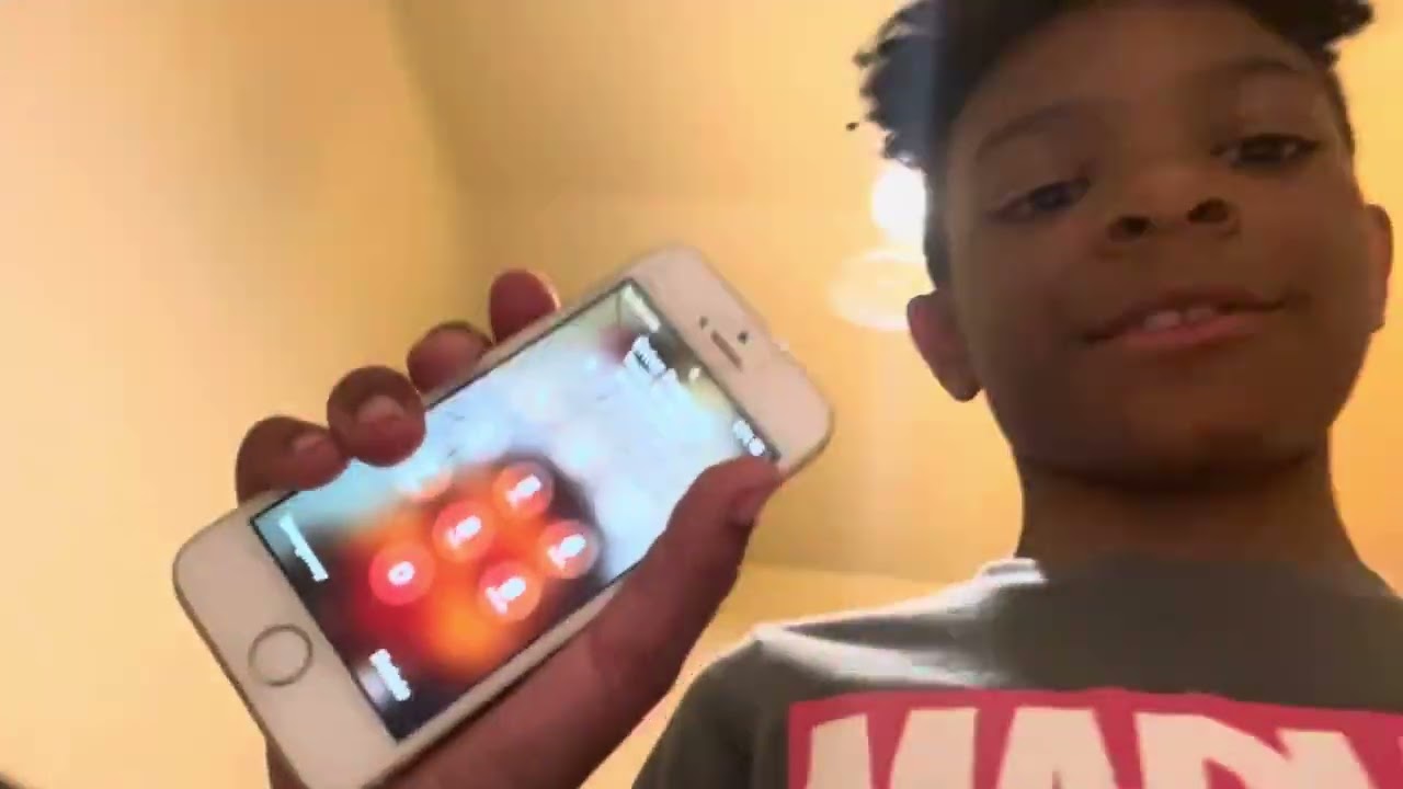 I HAVE THE WORLDS MOST SMALLEST PHONE EVER!!!!!(Irl)