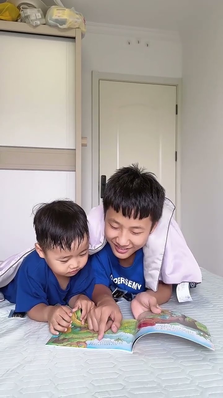 儿子在被子里玩手机，爸爸进来赶紧看书哈哈！#Cute baby#Cute#呆萌小米宝#聪明宝宝#萌