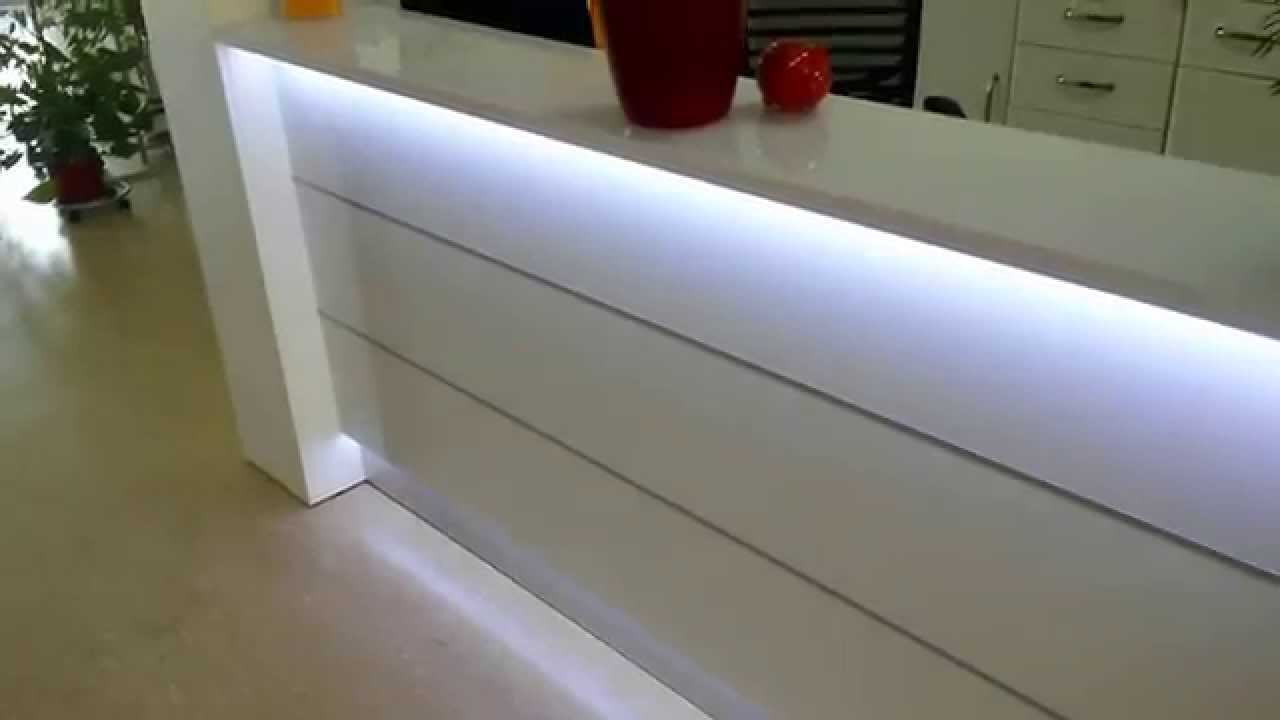 Weiße Empfangsmöbel in der Arztpraxis von Bürosysteme Stock