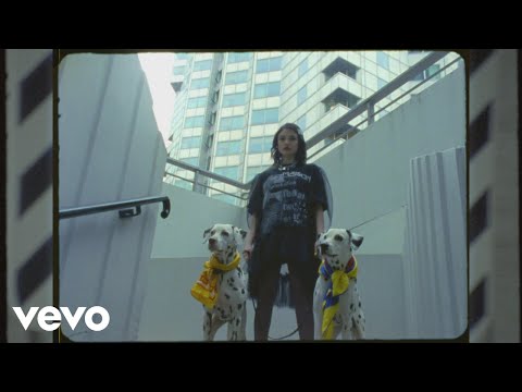 Youtube: Lolo Zouaï – Moi + Look at Us (Official Video)