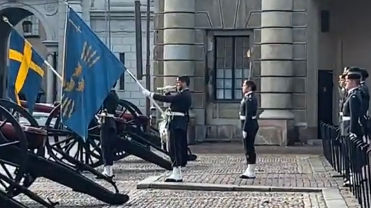 Stockholms slott. Vaktbyte inom Ledningsregementet från Enköping   2022-10-28