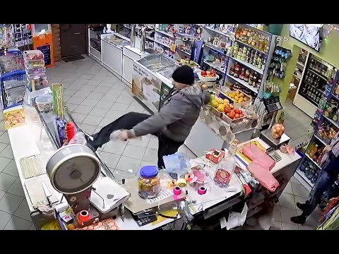 В Нестерове полицейские задержали мужчину, разгромившего продуктовый магазин