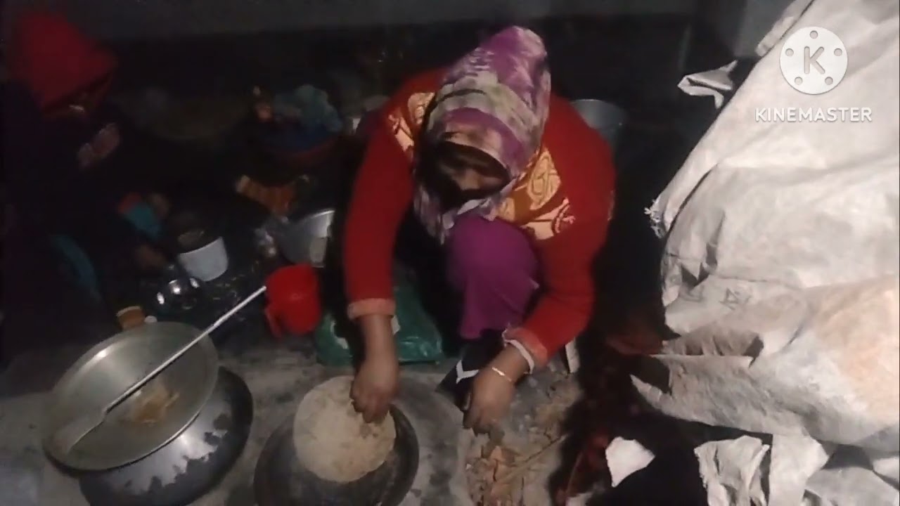 গায়ের মেয়েরা রাতে কলাইয়ের রুটি সুন্দর ভাবে তৈরি করে। 