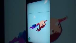 Lucita En Peligro Mirando Hacia Abajo