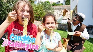 Oyun videoları. Canavar kardeşler İndomie Noodles yapıyorlar