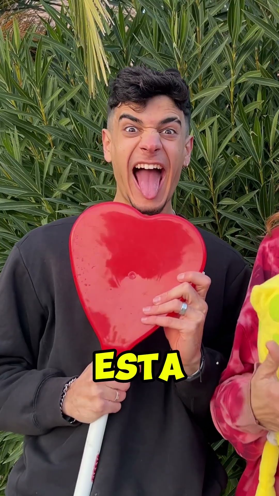 A Mi AMIGO le ha CORTADO el PELO ROJO UN GRINCH!