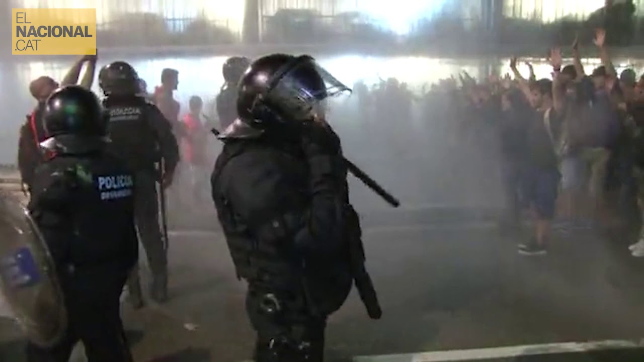 santi vila el nacional Policia Nacional tracta de contenir els manifestants a l'aeroport