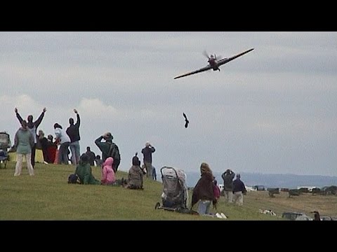 Awesome Hawker Hurricane Low Flypast \