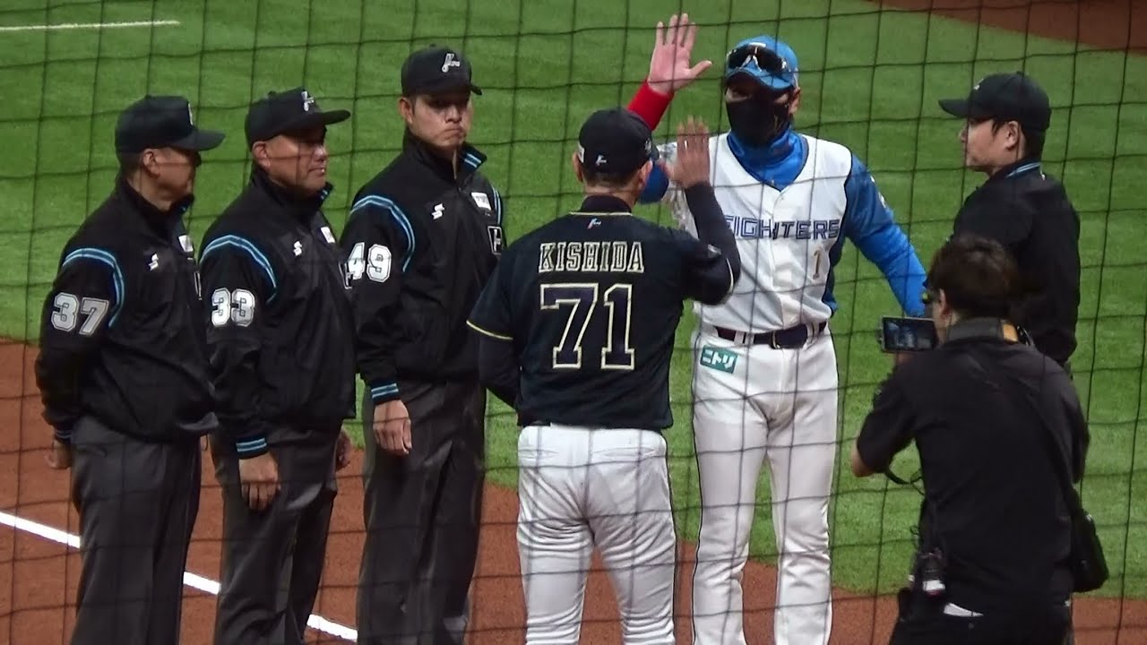 【審判員プレートミーティング】新庄監督発案のハイタッチは今シーズンも継続！エスコンFの演出に松本審判員は驚きを隠せない！？【2025.4.4 北海道日本ハム vs オリックス １回戦 ＠エスコンF】