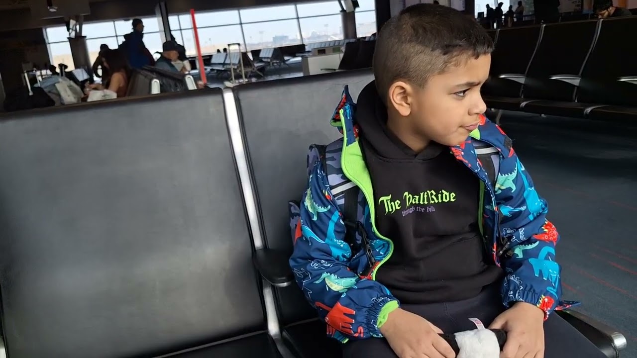 Куда мы летим? Первый раз в аэропорту. Ура, у нас каникулы 🎉  