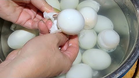 Cách luộc trứng dễ lột vỏ tróc lóc tự chui ra đỡ tốn thời gian lột