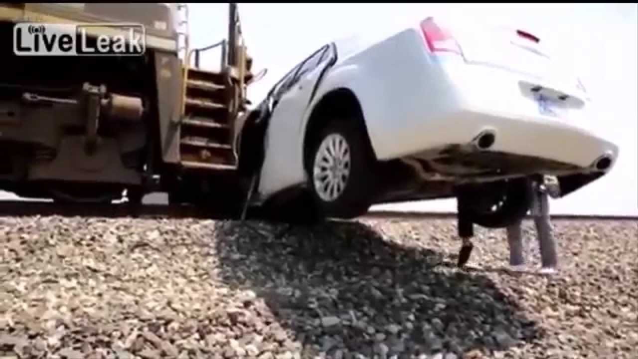 Поезд сбивает уаз