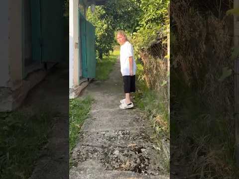 Закрыла Кристину в деревенском туалете😂Смотри клип⬆️Купи щенка #shorts #юмор #ladymilana #