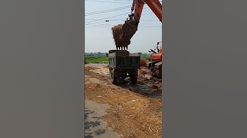 Máy quốc doosan múc đất lên công nông ba bánh chở đất#shorts