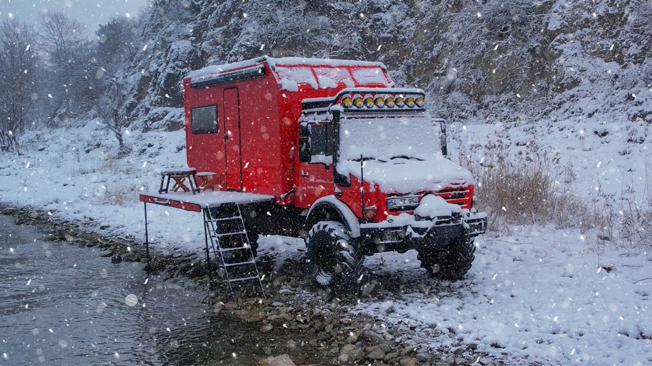 КЕМПИНГ В ВОДЕ В СНЕЖНУЮ БУРАНЮ