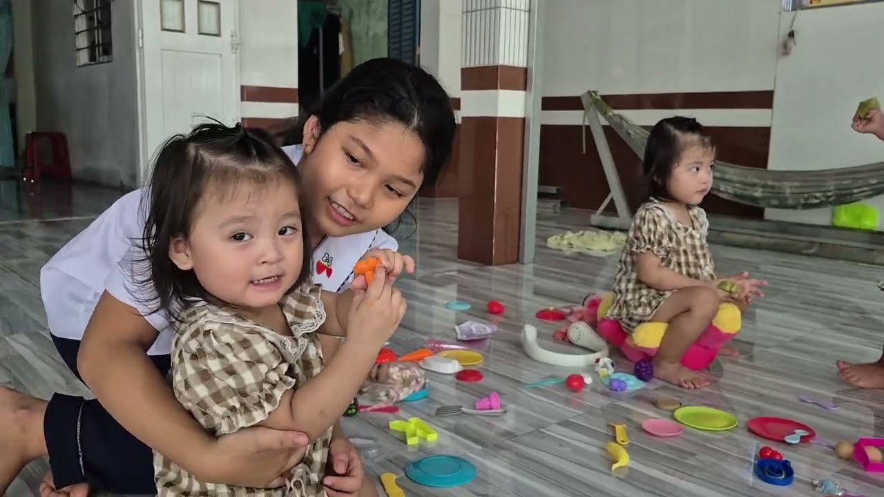 Ba bé sinh ba Mai Thùy Linh vui vẻ, có nhiều bạn chơi đùa cùng nhau | TAM CÔ NƯƠNG