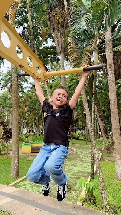 Alvaro mencoba Bergantung #keripikkentangmasboy #shorts #youtubeshorts #fyp #trending