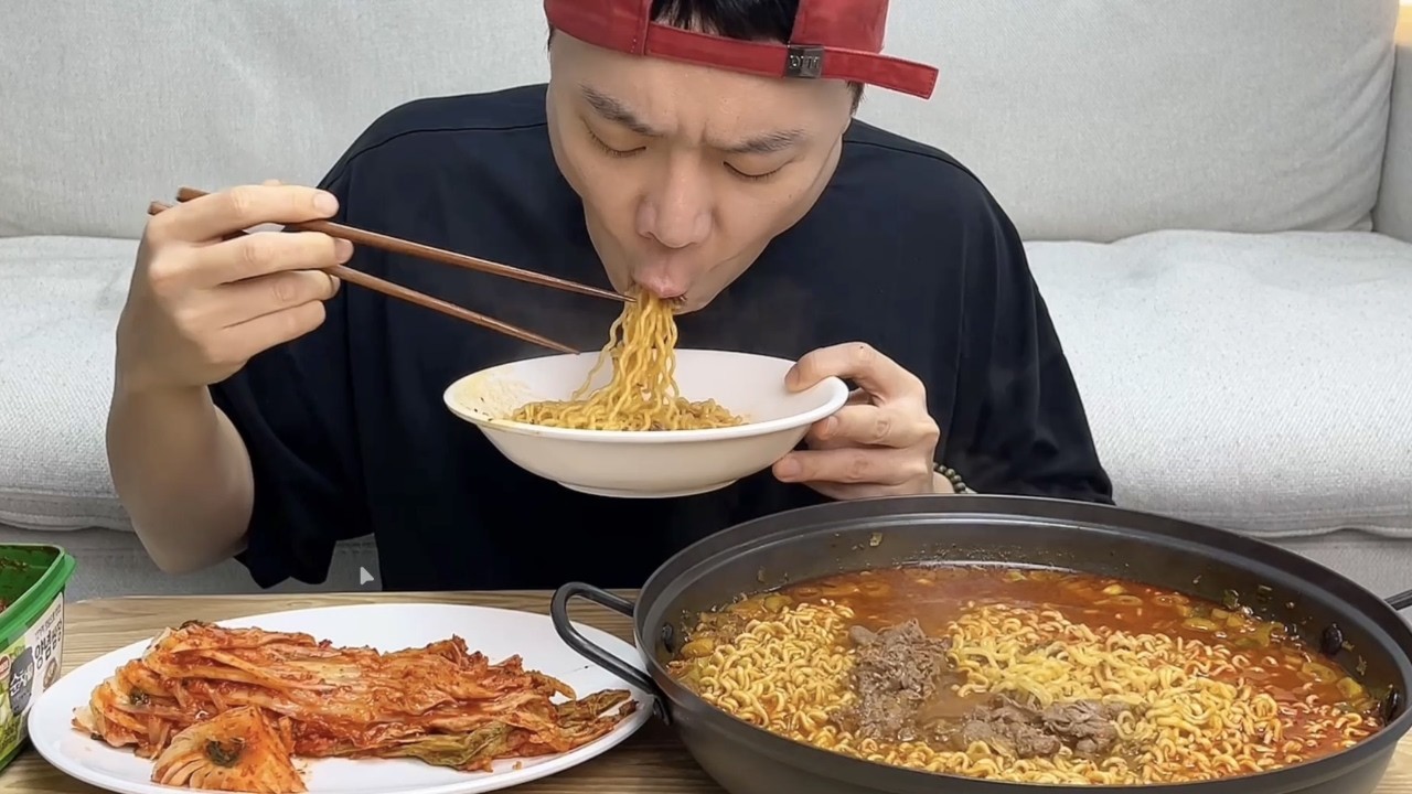 소고기 틈새라면 3봉🔥 김장김치와 함께 밥까지 말아서 맛있게 먹었습니다😋 라면 먹방