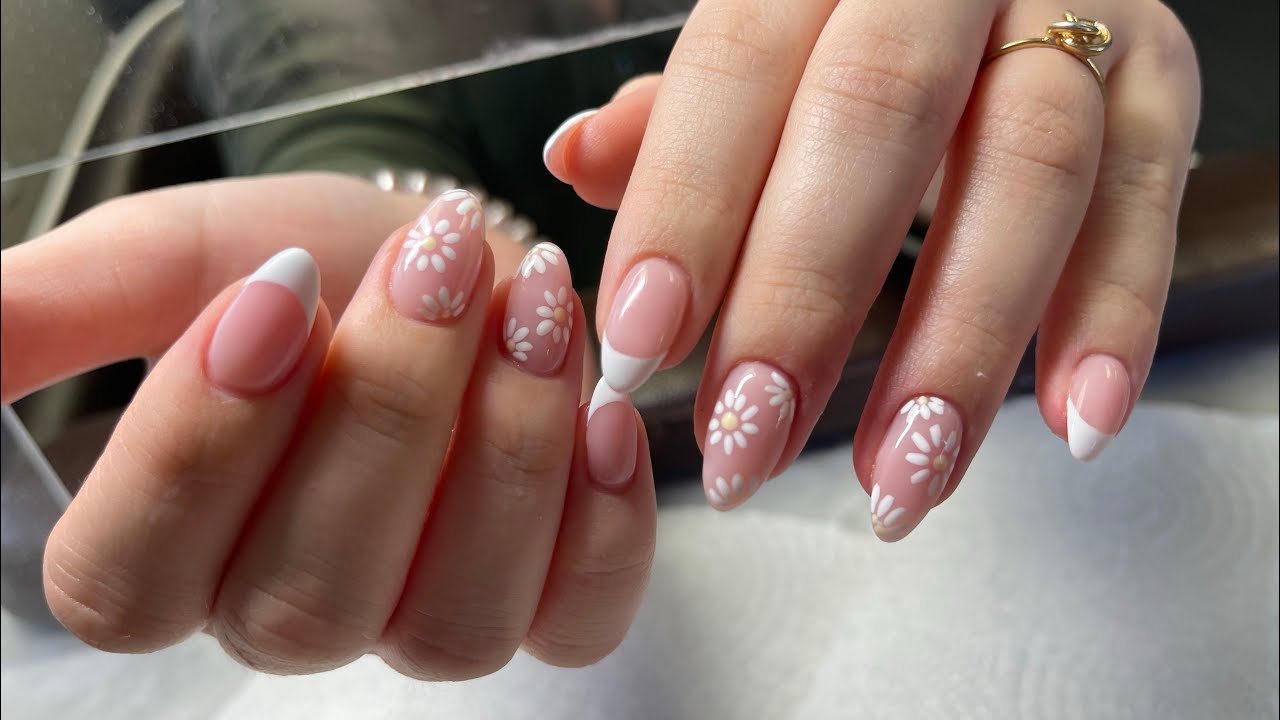 11 Daisy Nail Designs You'll Want to Flaunt All Summer Long