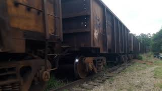 Trem GEc36-7 e uma GEu26c e GE C44-EMi com vagões de carvão e carvão de minerio