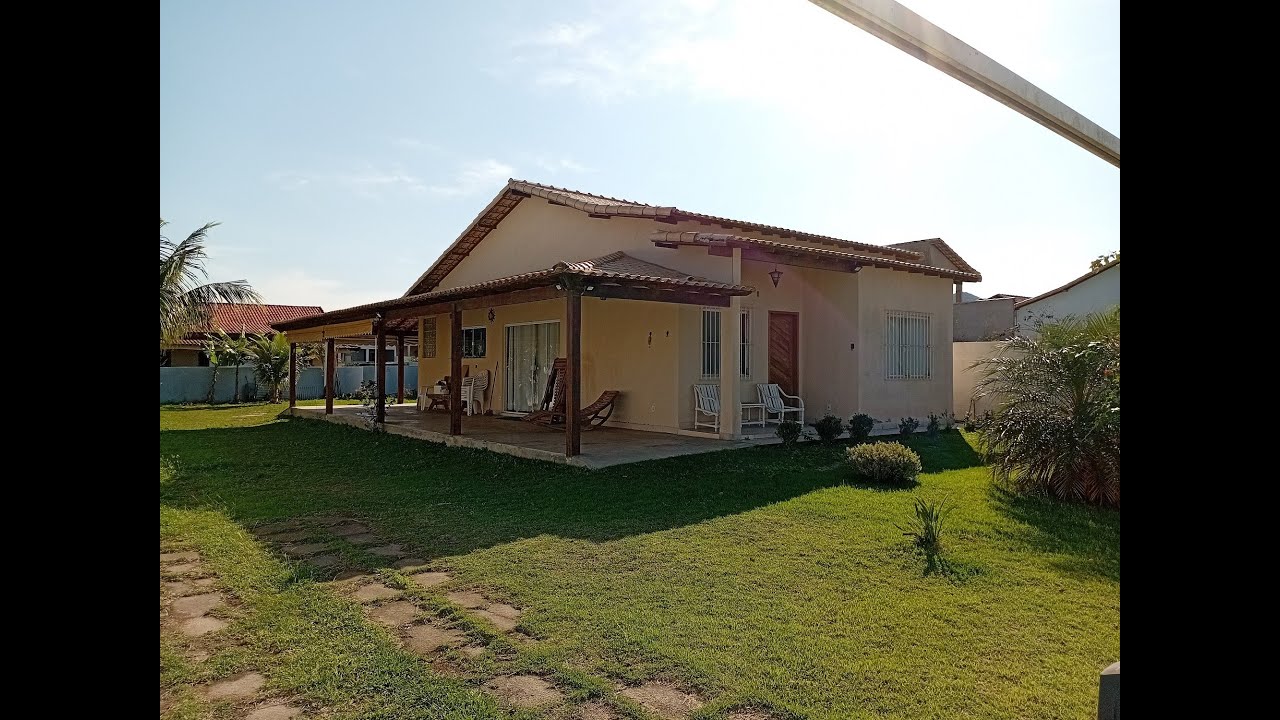 Linda casa espaçosa e com quintal grande em Iguaba Grande por 365mil