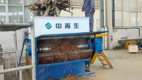 40 series single shaft shredder is shredding tree roots