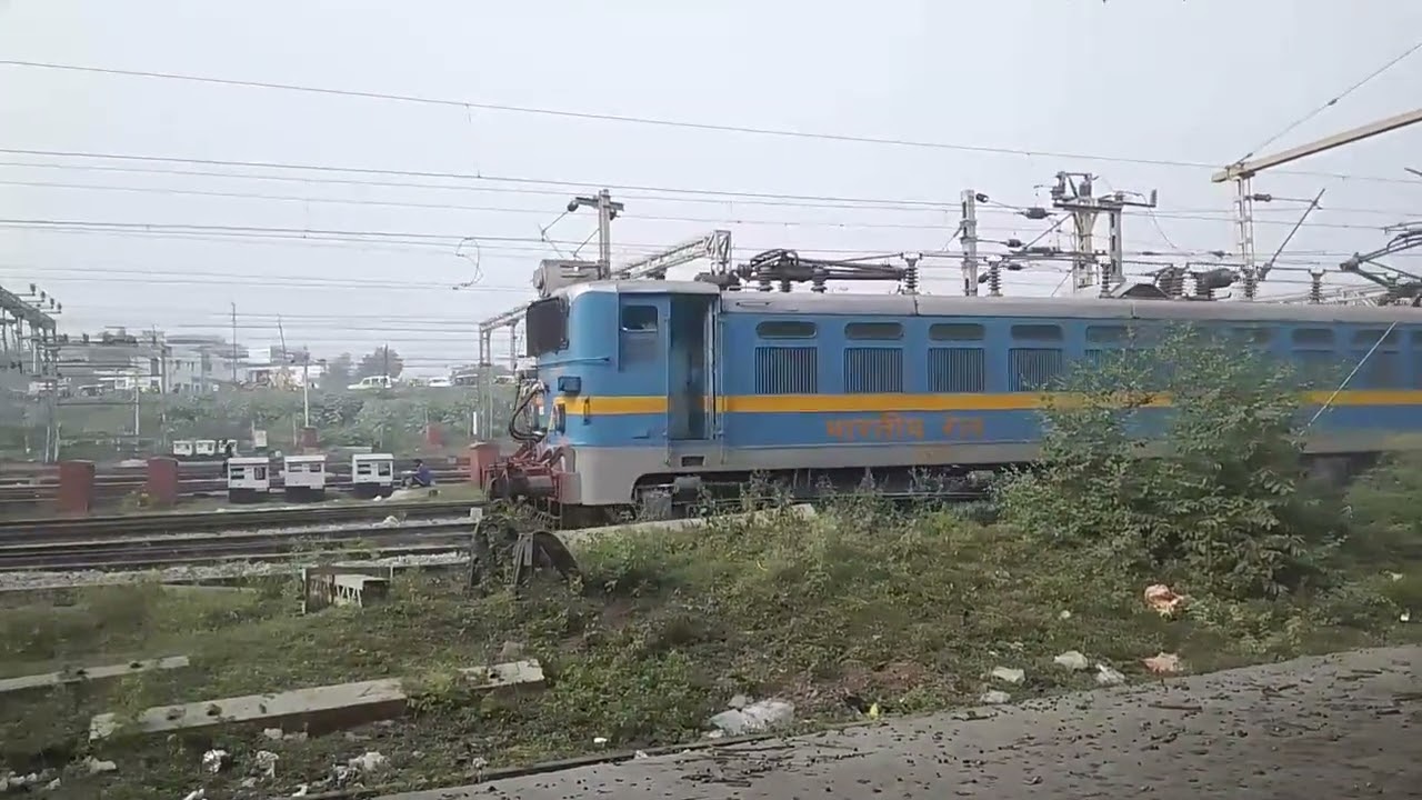 Kalika mail express coming to DDU junction Nice looking out side plet phorm 