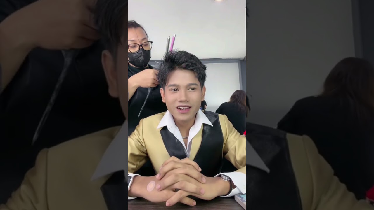 Valen Sedang Catok Rambut 