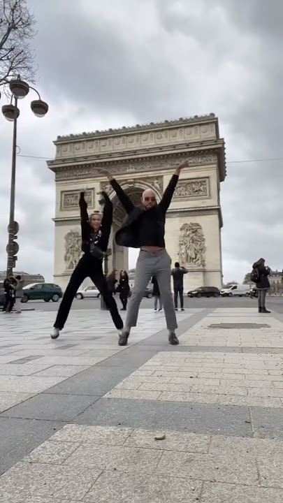 Bottom G ting ting dance in Paris 🇳🇱 #BrianMichaelHinds #BottomG #champsélysées #arcdetriomphe