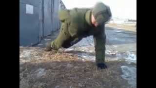 Прикол )Русский солдат))).У мужика стальные яйца! Прикол )Русский солдат))).У мужика стальные яйца!