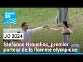 Jo 2024  le champion olympique daviron stefanos ntouskos premier porteur de la flamme olympique