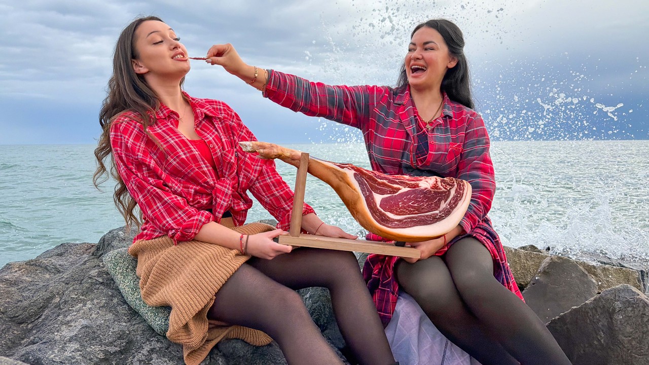 😯 Carving a Whole Jamón Leg for an Epic Pizza Celebration!