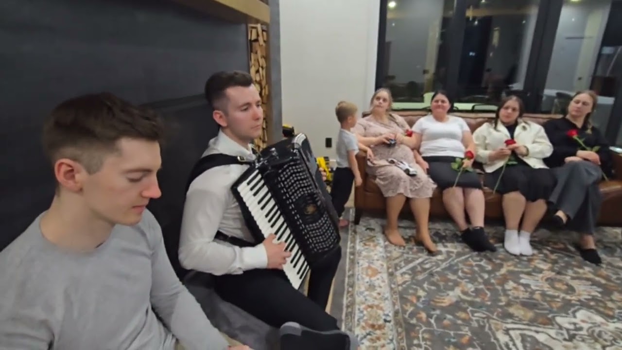 ￼ Песня про маму  . На улице тишина 